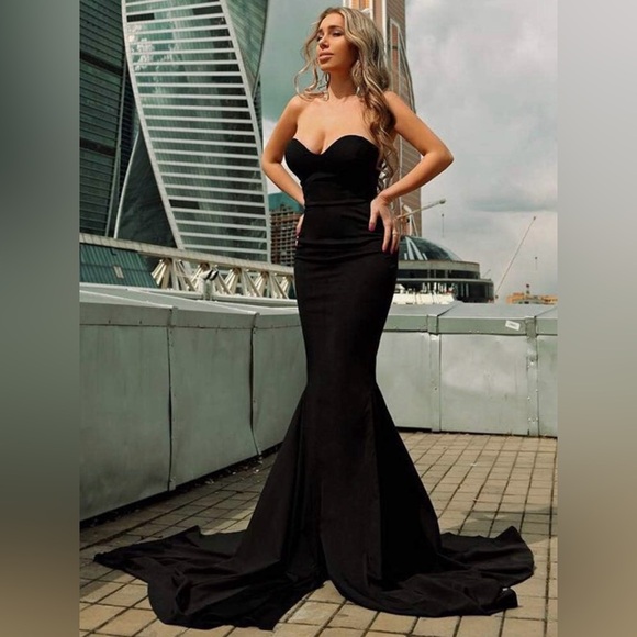 Dresses & Skirts - Elegant Black Evening Gown